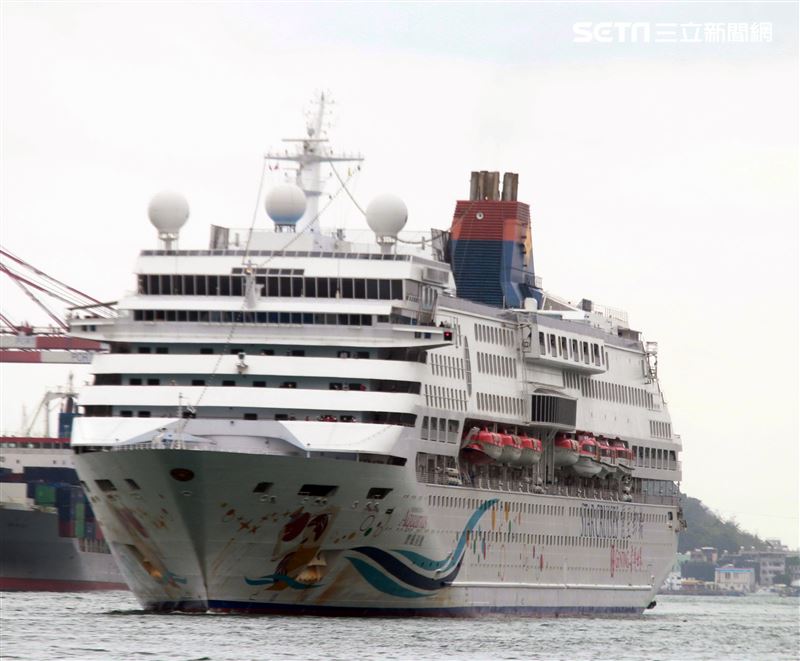 麗星郵輪「寶瓶星號」返抵基隆港。（記者邱榮吉/基隆拍攝）
