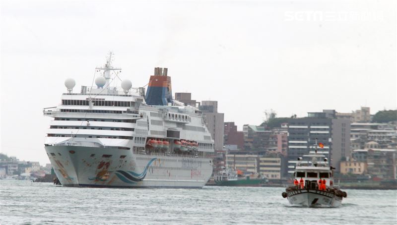 麗星郵輪「寶瓶星號」返抵基隆港。（記者邱榮吉/基隆拍攝）