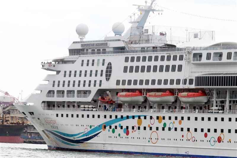 麗星郵輪「寶瓶星號」返抵基隆港。（記者邱榮吉/基隆拍攝）