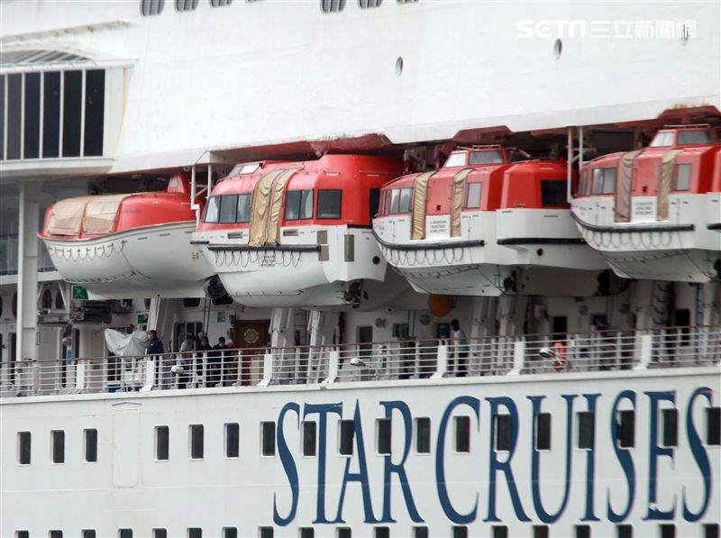 麗星郵輪「寶瓶星號」返抵基隆港。（記者邱榮吉/基隆拍攝）