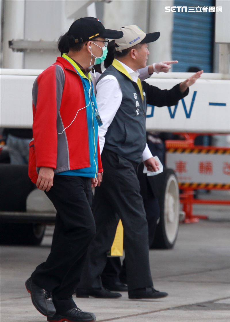 麗星郵輪「寶瓶星號」返抵基隆港，疾管署長陳時中親自坐鎮不放過任何一個細節，防疫無漏洞。。（記者邱榮吉/基隆拍攝）