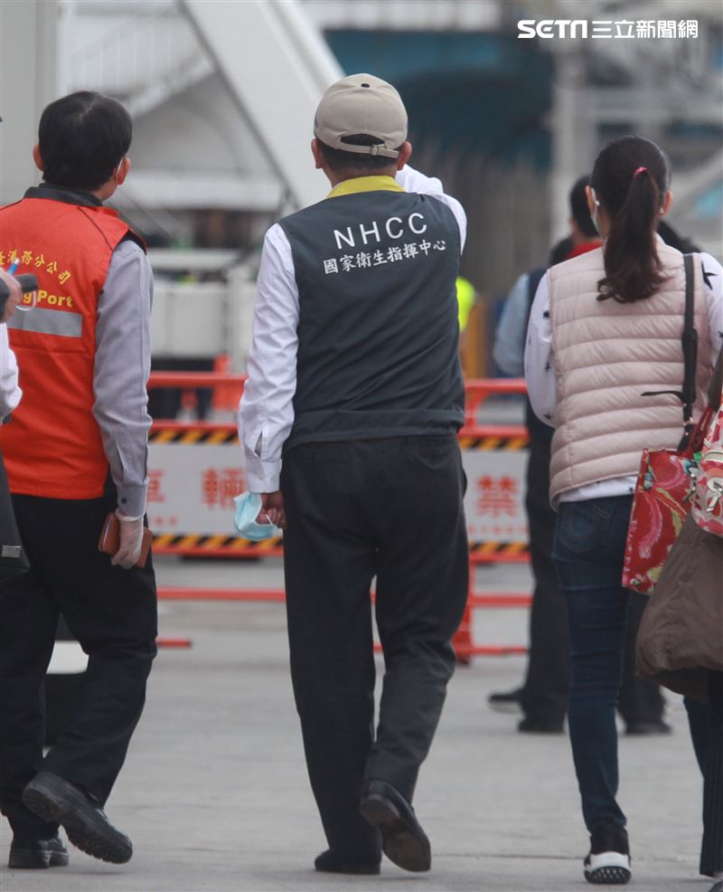 麗星郵輪「寶瓶星號」返抵基隆港，疾管署長陳時中親自坐鎮不放過任何一個細節，防疫無漏洞。。（記者邱榮吉/基隆拍攝）