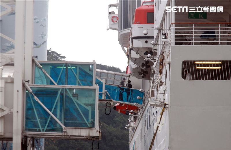 麗星郵輪「寶瓶星號」返抵基隆港，檢疫人員登船為旅客進行檢疫篩檢。（記者邱榮吉/基隆拍攝）