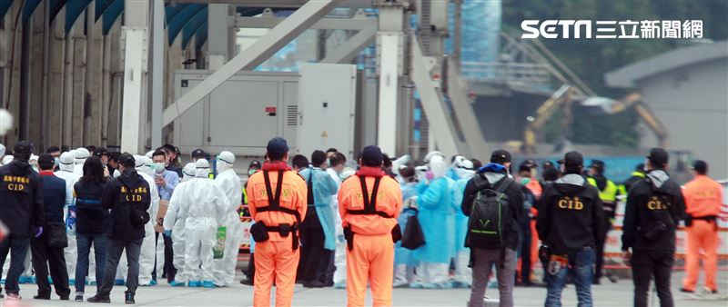麗星郵輪「寶瓶星號」返抵基隆港，檢疫人員登船為旅客進行檢疫篩檢。（記者邱榮吉/基隆拍攝）