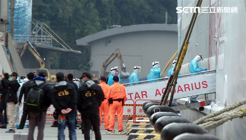 麗星郵輪「寶瓶星號」返抵基隆港，檢疫人員登船為旅客進行檢疫篩檢。（記者邱榮吉/基隆拍攝）