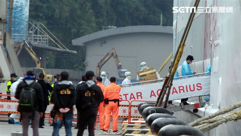 麗星郵輪「寶瓶星號」返抵基隆港，檢疫人員登船為旅客進行檢疫篩檢。（記者邱榮吉/基隆拍攝）