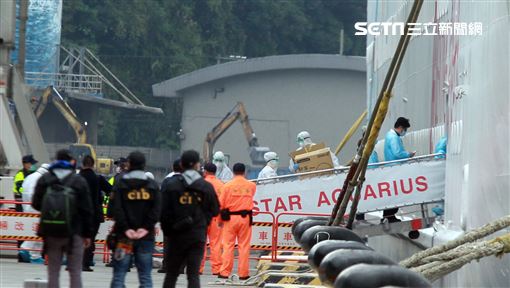 麗星郵輪「寶瓶星號」返抵基隆港，檢疫人員登船為旅客進行檢疫篩檢。（記者邱榮吉/基隆拍攝）