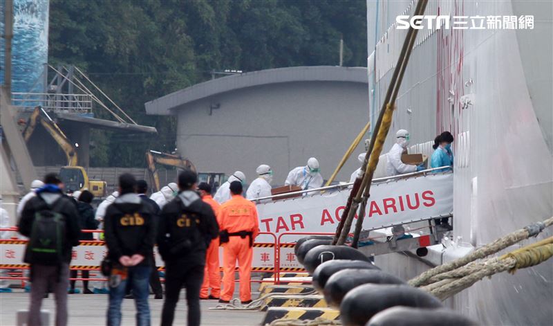 麗星郵輪「寶瓶星號」返抵基隆港，檢疫人員登船為旅客進行檢疫篩檢。（記者邱榮吉/基隆拍攝）