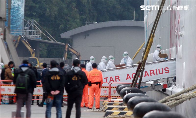 麗星郵輪「寶瓶星號」返抵基隆港，檢疫人員登船為旅客進行檢疫篩檢。（記者邱榮吉/基隆拍攝）