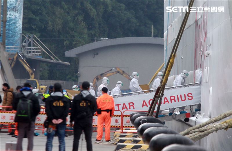麗星郵輪「寶瓶星號」返抵基隆港，檢疫人員登船為旅客進行檢疫篩檢。（記者邱榮吉/基隆拍攝）