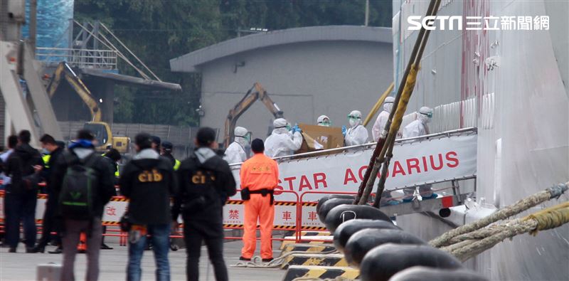 麗星郵輪「寶瓶星號」返抵基隆港，檢疫人員登船為旅客進行檢疫篩檢。（記者邱榮吉/基隆拍攝）