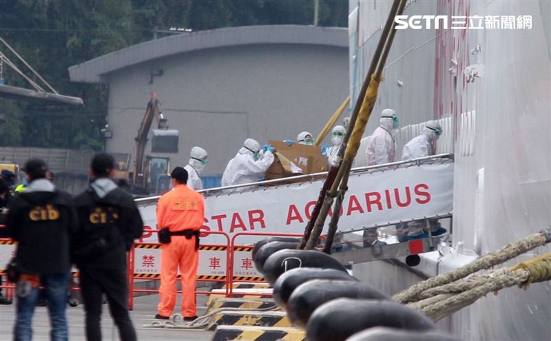 麗星郵輪「寶瓶星號」返抵基隆港，檢疫人員登船為旅客進行檢疫篩檢。（記者邱榮吉/基隆拍攝）