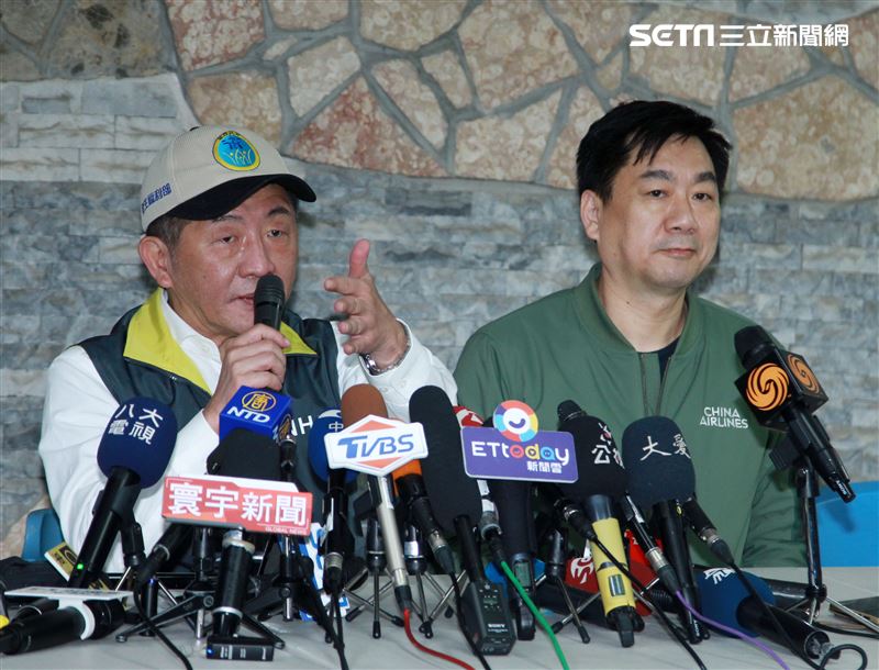 麗星郵輪「寶瓶星號」返抵基隆港，內政部次長陳宗彥（右）疾管署長陳時中招開記者會說明。（記者邱榮吉/基隆拍攝）