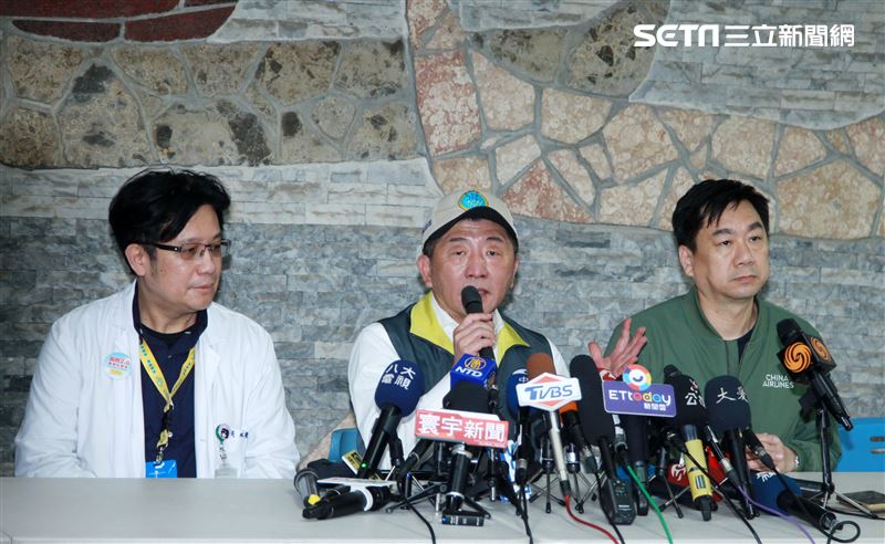 麗星郵輪「寶瓶星號」返抵基隆港，內政部次長陳宗彥（右）疾管署長陳時中招開記者會說明。（記者邱榮吉/基隆拍攝）