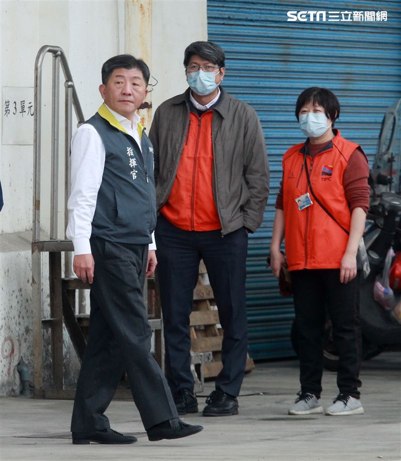 麗星郵輪「寶瓶星號」返抵基隆港，疾管署長陳時中親自坐鎮不放過任何一個細節，防疫無漏洞。。（記者邱榮吉/基隆拍攝）