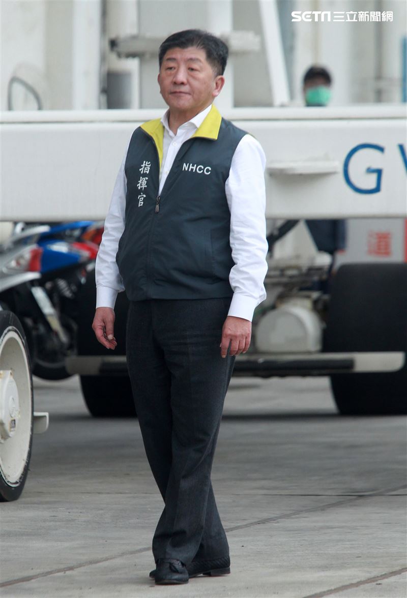 麗星郵輪「寶瓶星號」返抵基隆港，疾管署長陳時中親自坐鎮不放過任何一個細節，防疫無漏洞。。（記者邱榮吉/基隆拍攝）