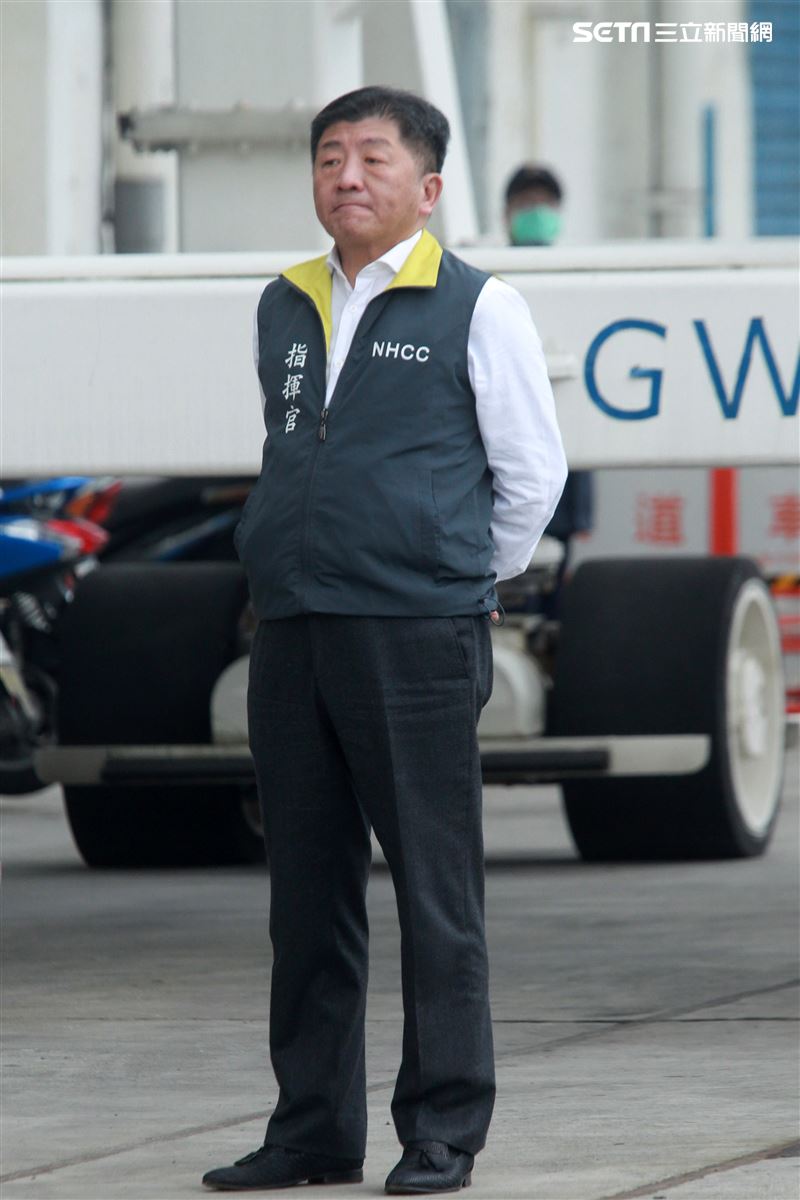 麗星郵輪「寶瓶星號」返抵基隆港，疾管署長陳時中親自坐鎮不放過任何一個細節，防疫無漏洞。。（記者邱榮吉/基隆拍攝）