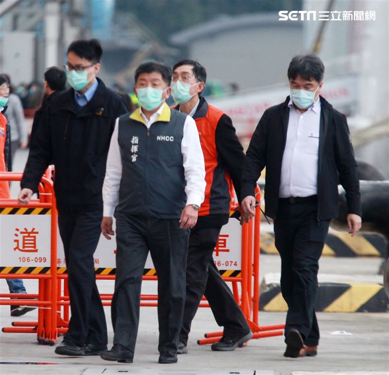 麗星郵輪「寶瓶星號」返抵基隆港，疾管署長陳時中親自坐鎮不放過任何一個細節，防疫無漏洞。。（記者邱榮吉/基隆拍攝）