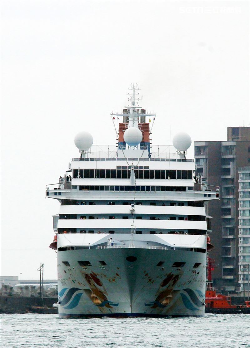 麗星郵輪「寶瓶星號」返抵基隆港。（記者邱榮吉/基隆拍攝）