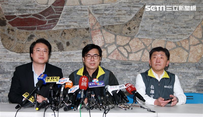 麗星郵輪「寶瓶星號」返抵基隆港，行政院副院長陳其邁（中）疾管署長陳時中（右）基隆市長林佑昌（左）召開記者會說明檢疫情形。（記者邱榮吉/基隆拍攝）