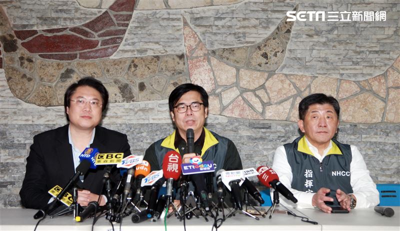 麗星郵輪「寶瓶星號」返抵基隆港，行政院副院長陳其邁（中）疾管署長陳時中（右）基隆市長林佑昌（左）召開記者會說明檢疫情形。（記者邱榮吉/基隆拍攝）