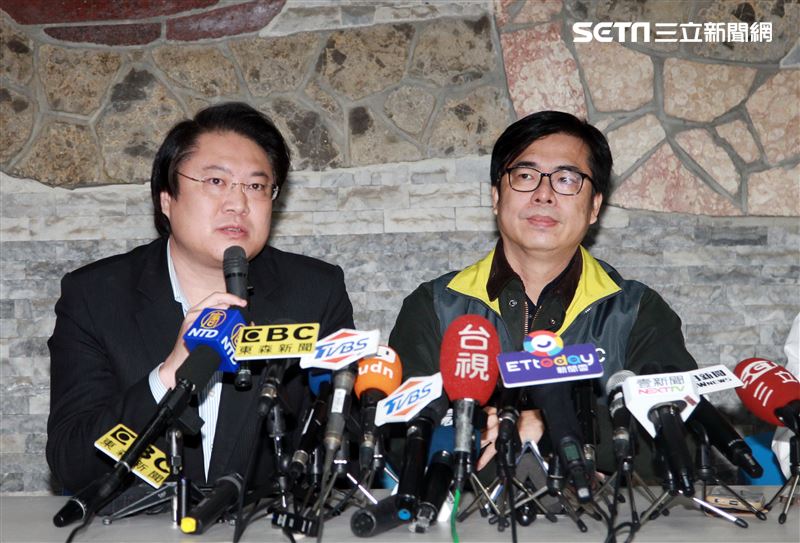 麗星郵輪「寶瓶星號」返抵基隆港，行政院副院長陳其邁（中）疾管署長陳時中（右）基隆市長林佑昌（左）召開記者會說明檢疫情形。（記者邱榮吉/基隆拍攝）