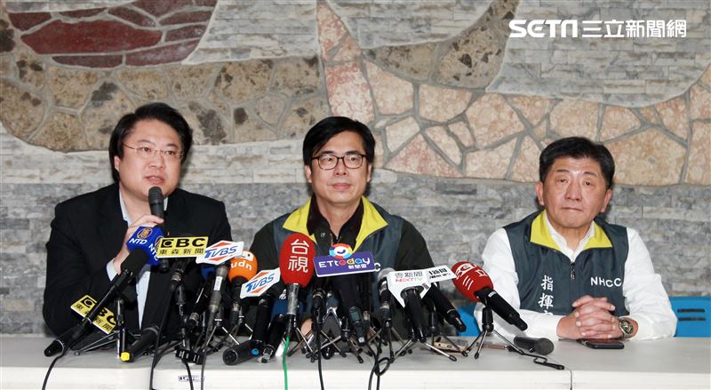 麗星郵輪「寶瓶星號」返抵基隆港，行政院副院長陳其邁（中）疾管署長陳時中（右）基隆市長林佑昌（左）召開記者會說明檢疫情形。（記者邱榮吉/基隆拍攝）