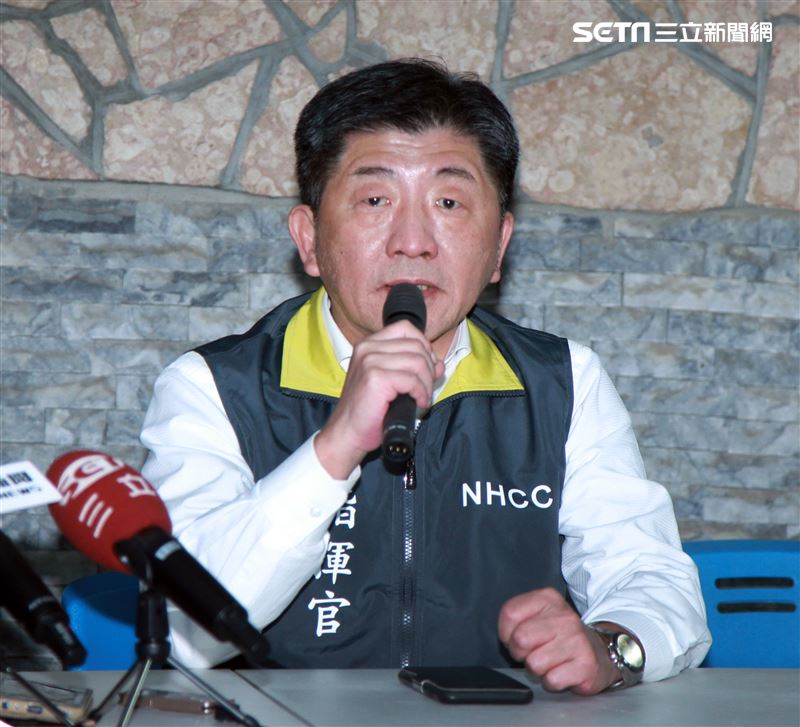 麗星郵輪「寶瓶星號」返抵基隆港，疾管署長陳時中親自坐鎮不放過任何一個細節，防疫無漏洞。。（記者邱榮吉/基隆拍攝）