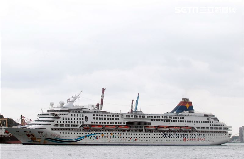 麗星郵輪「寶瓶星號」返抵基隆港。（記者邱榮吉/基隆拍攝）