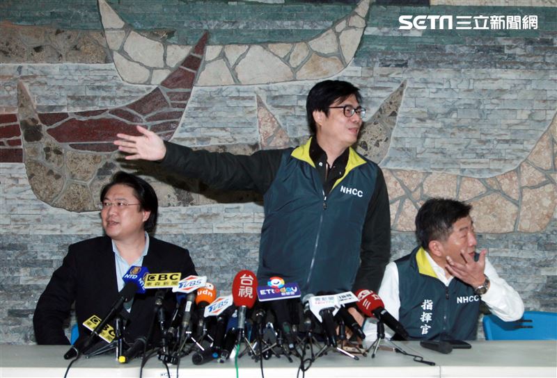 麗星郵輪「寶瓶星號」返抵基隆港，行政院副院長陳其邁（中）疾管署長陳時中（右）基隆市長林佑昌（左）召開記者會說明檢疫情形。（記者邱榮吉/基隆拍攝）