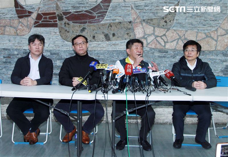 麗星郵輪「寶瓶星號」返抵基隆港，疾管署長陳時中（右二）醫福會執行長王必勝（左）衛福部醫事司長石崇良（左二）疾病管制署署長的執行官周志浩（右一）