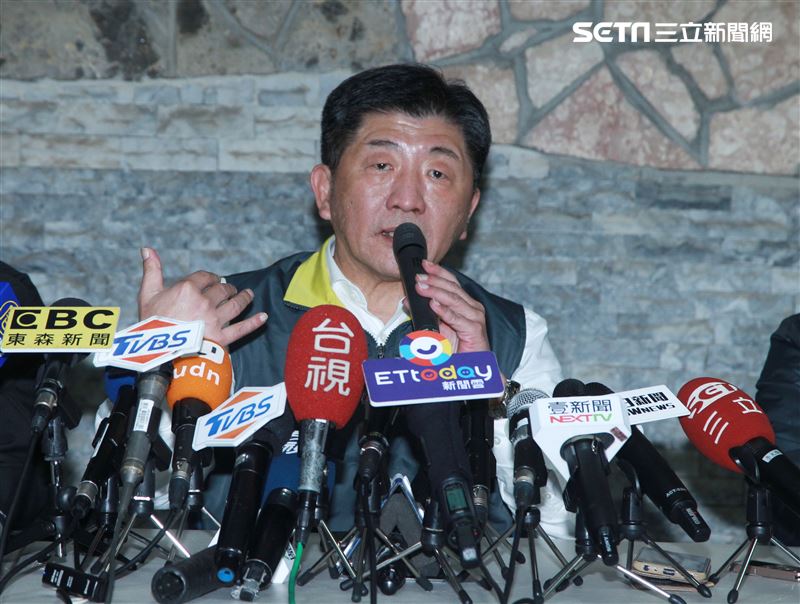 麗星郵輪「寶瓶星號」返抵基隆港，疾管署長陳時中親自坐鎮不放過任何一個細節，防疫無漏洞。。（記者邱榮吉/基隆拍攝）