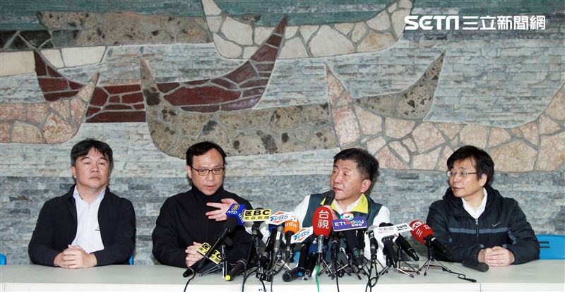 麗星郵輪「寶瓶星號」返抵基隆港，疾管署長陳時中（右二）醫福會執行長王必勝（左）衛福部醫事司長石崇良（左二）疾病管制署署長的執行官周志浩（右一）