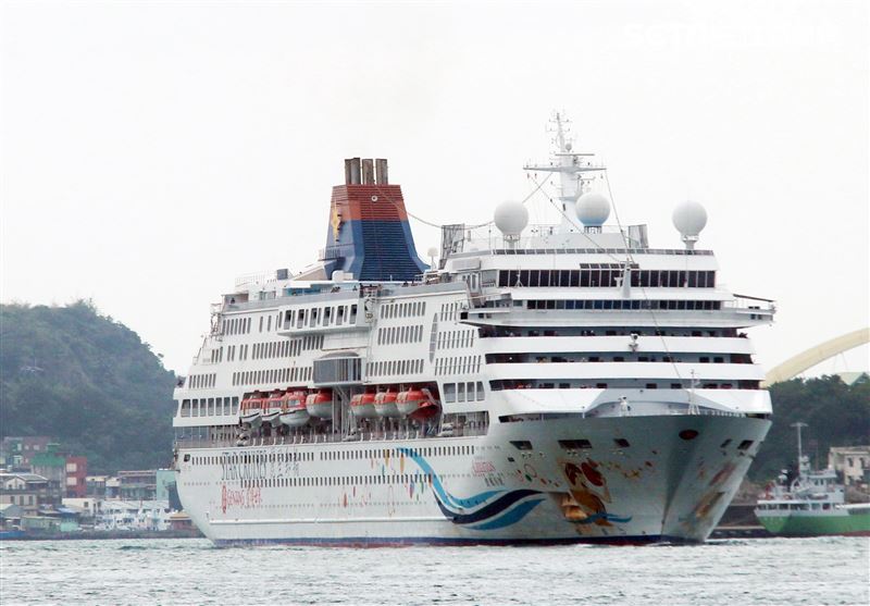 麗星郵輪「寶瓶星號」返抵基隆港。（記者邱榮吉/基隆拍攝）