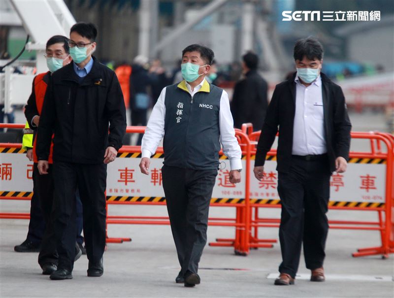 麗星郵輪「寶瓶星號」返抵基隆港，疾管署長陳時中親自坐鎮不放過任何一個細節，防疫無漏洞。。（記者邱榮吉/基隆拍攝）