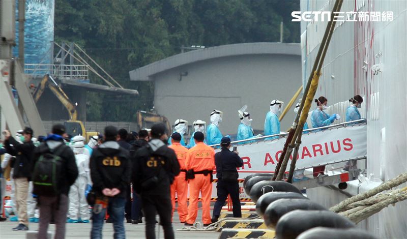 麗星郵輪「寶瓶星號」返抵基隆港，檢疫人員登船為旅客進行檢疫篩檢。（記者邱榮吉/基隆拍攝）