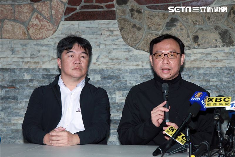 醫福會執行長王必勝（左）衛福部醫事司長石崇良（左二）。（記者邱榮吉/基隆拍攝）