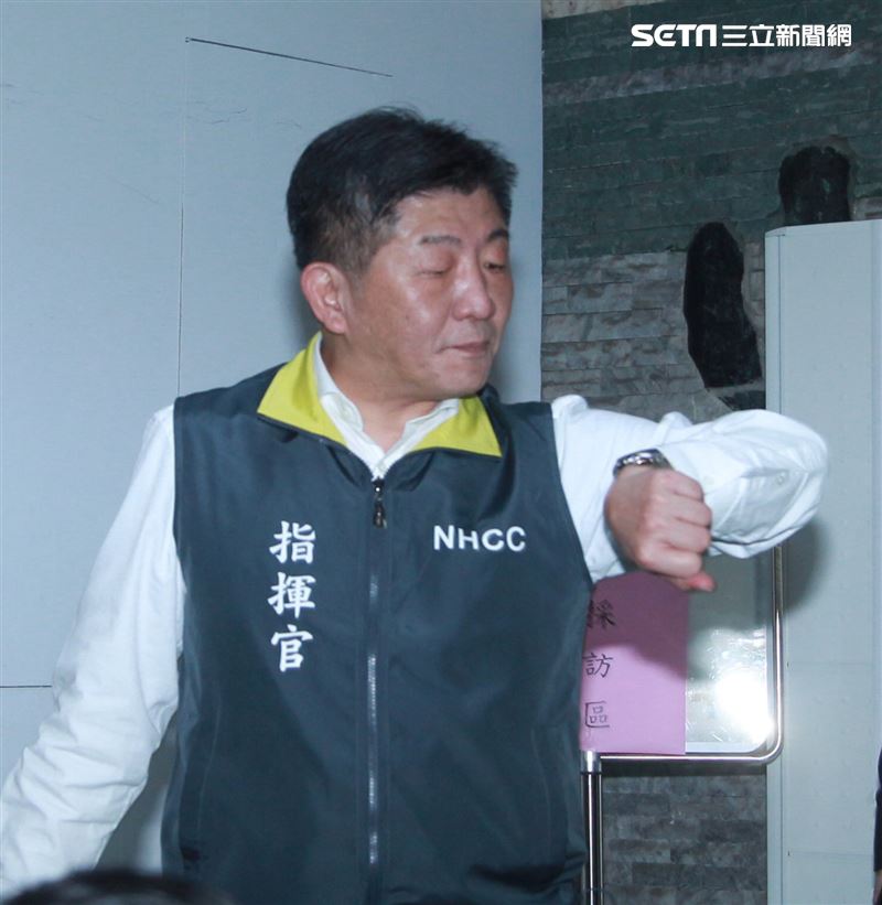 麗星郵輪「寶瓶星號」返抵基隆港，疾管署長陳時中親自坐鎮不放過任何一個細節，防疫無漏洞。。（記者邱榮吉/基隆拍攝）