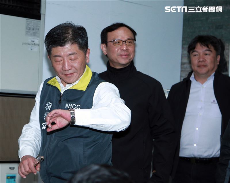 麗星郵輪「寶瓶星號」返抵基隆港，疾管署長陳時中親自坐鎮不放過任何一個細節，防疫無漏洞。。（記者邱榮吉/基隆拍攝）