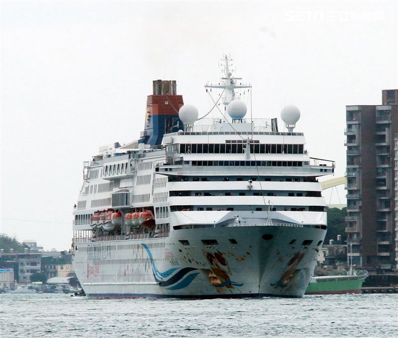 麗星郵輪「寶瓶星號」返抵基隆港。（記者邱榮吉/基隆拍攝）