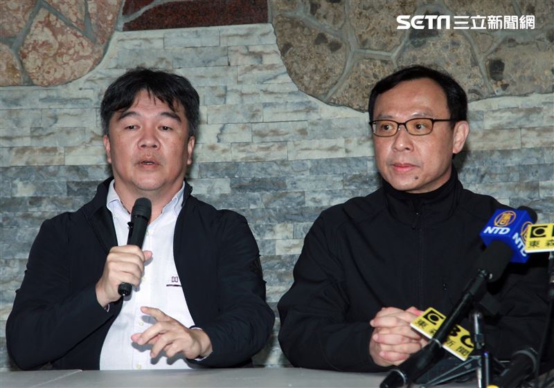 醫福會執行長王必勝（左）衛福部醫事司長石崇良（左二）。（記者邱榮吉/基隆拍攝）