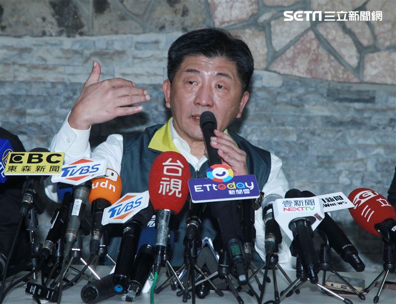 麗星郵輪「寶瓶星號」返抵基隆港，疾管署長陳時中親自坐鎮不放過任何一個細節，防疫無漏洞。。（記者邱榮吉/基隆拍攝）