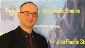 土耳其亞太研究中心主任喬拉克奧盧安卡拉的土耳其亞太研究中心主任喬拉克奧盧10日受訪時認為，現階段兩岸關係存在風險，既不會朝非常正面方向進展，但也不會成為問題。中央社記者何宏儒安卡拉攝　109年1月11日