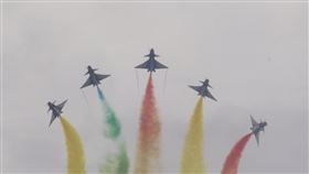 新加坡航空展記者會 中共八一飛行表演隊表演新加坡航空展從11日起在樟宜展覽中心舉行6天，圖為中共解放軍八一飛行表演隊在9日的記者會後表演。中央社記者黃自強新加坡攝　109年2月9日