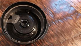 咖啡杯蓋（圖／攝影者Roland Tanglao, Flickr CC License）