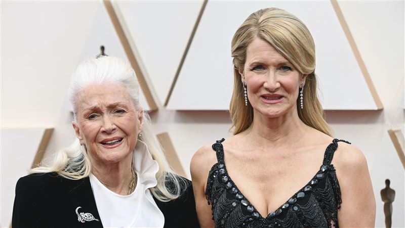 蘿拉鄧恩搶女配　內衣外穿慘被嗆爆