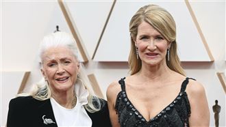 蘿拉鄧恩搶女配　內衣外穿慘被嗆爆