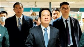 賴清德結束訪美行程返台 對政府防疫能力有信心準副總統賴清德（中）10日返抵國門，雖然經過長途飛行，但依舊神采奕奕，他表示，很高興能以副總統當選人身分去美國參加國家祈禱早餐會，自己也拜訪了一些朋友，過程非常順利。中央社記者吳睿騏桃園機場攝  109年2月10日