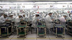 iPhone中國銷售差　蘋果傳全面砍單陸媒5日報導，由於新款iPhone手機在中國大陸銷售數字遠遠低於預期，蘋果公司已對製造商富士康、和碩公司砍單10%。圖為全球最大iPhone生產基地：富士康鄭州廠的生產線一景。（中新社提供）中央社 107年11月5日