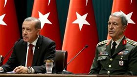 土耳其國防部長艾卡（右）若阿塞德政權試圖阻撓土耳其軍事增援觀察哨，安卡拉將會採取「任何必要作為」。（圖／翻攝自維基百科，simsek hb-hakar，CC BY-SA 2.0）